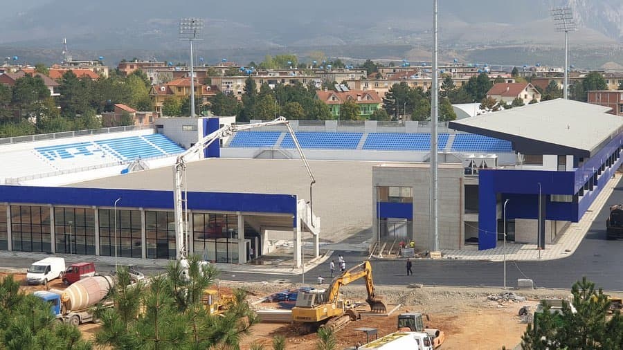 Stadiumi i Kukësit drejt përfundimit, pritet shtrimi i tapetit (FOTOT)