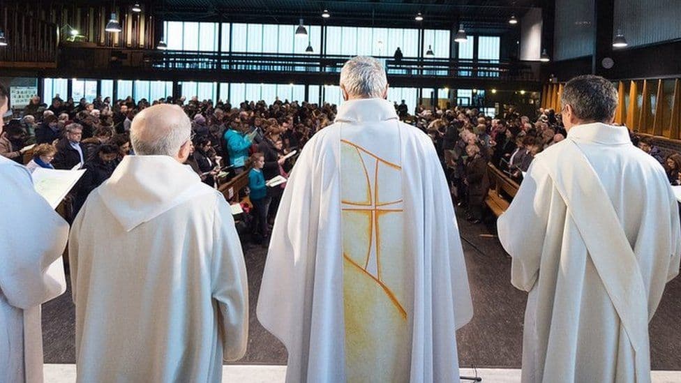 Hetimi zbulon mijëra pedofilë në Kishën Franceze