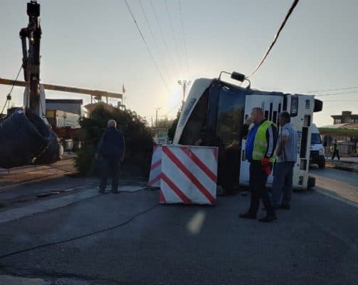 Përmbyset një trajler me shufra hekuri në Elbasan, plagoset shoferi