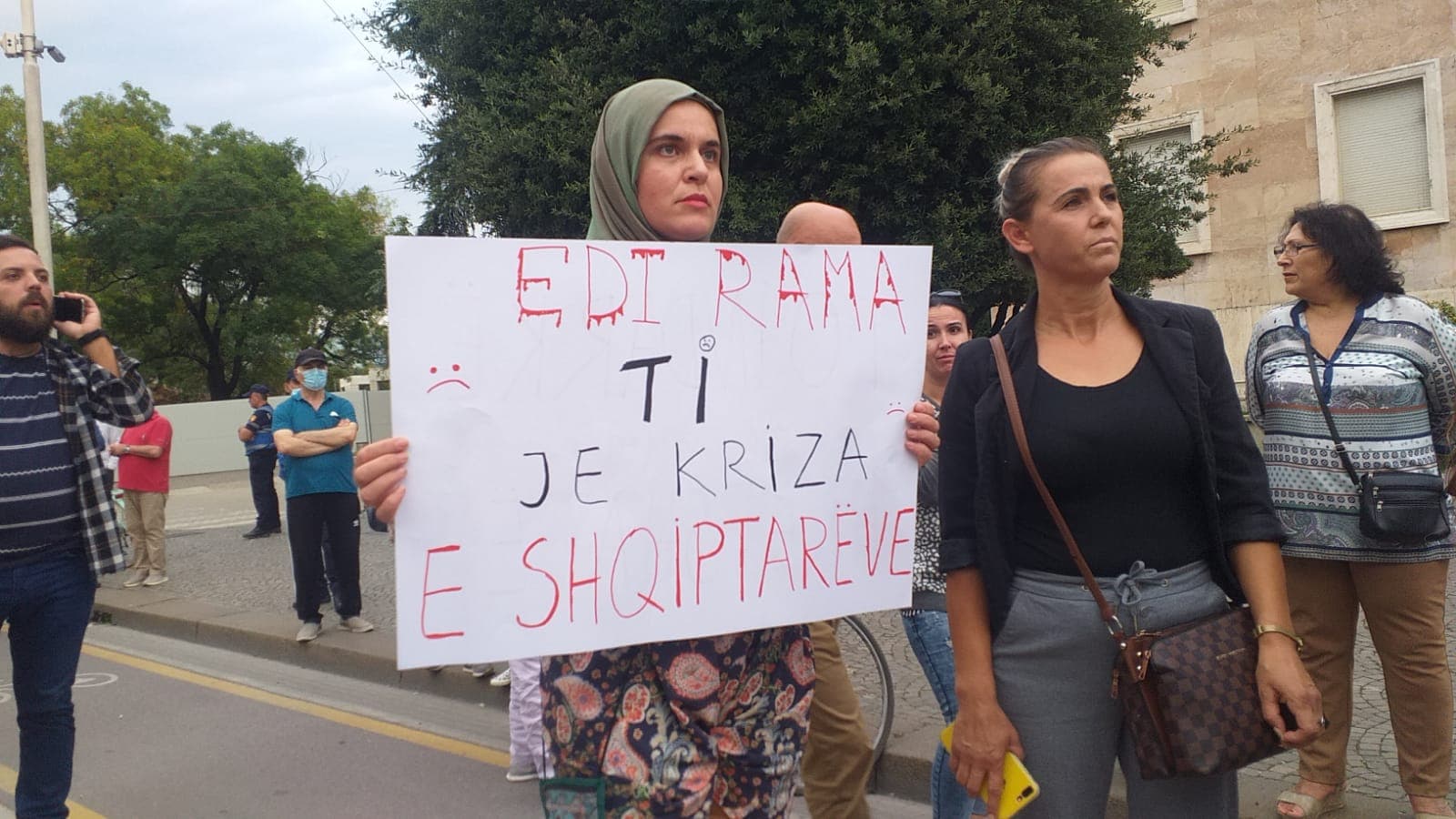 Protesta për rritjen e çmimeve para kryeministrisë, në kërkim 4 persona