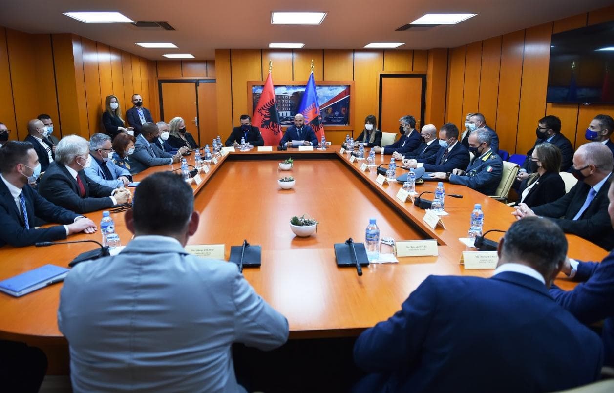 Nano mbledh drejtuesit e misioneve partnere: Oficerët Ndërlidhës, rol kyç në ndërtimin dhe forcimin e urave mes policive