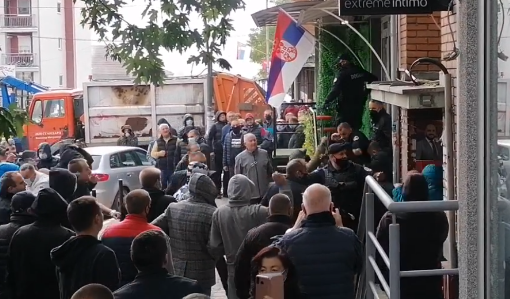 Sulmet nga serbët në Mitrovicë/ Kurti: Aksioni përfundoi, grupet kriminale nuk do të tolerohen