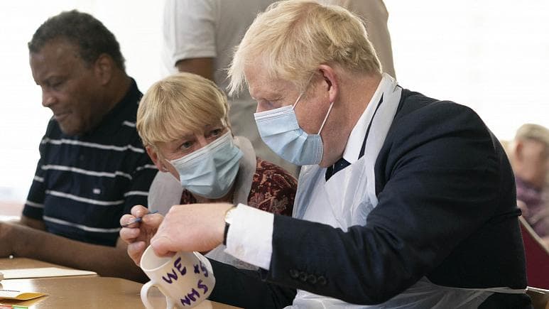 Qeveria e Boris Johnson nën presion, rastet Covid vazhdojnë të rriten