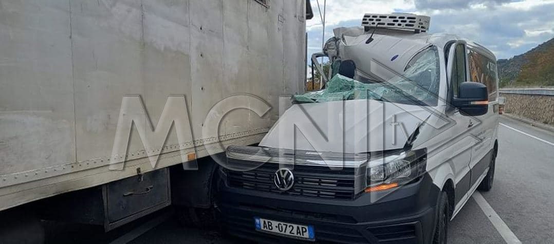 Aksident i frikshëm në Pogradec, furgoni i mallrave përplaset me kamionin