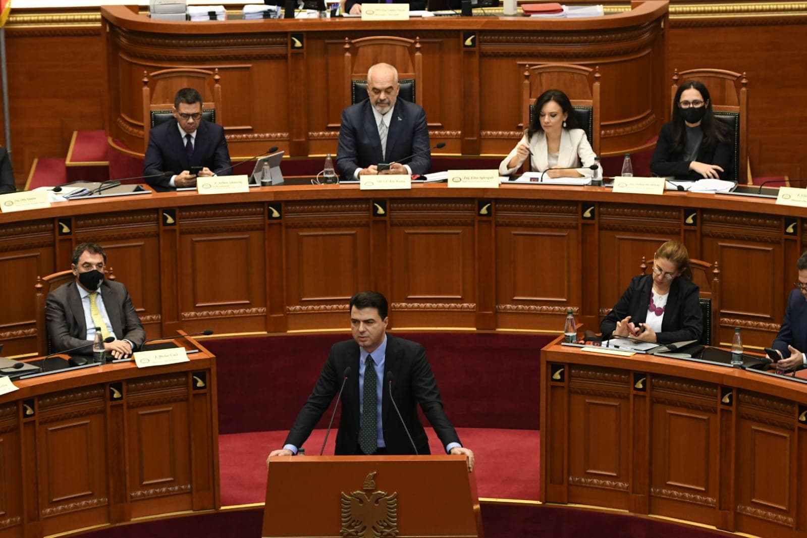 Rama: Matu mirë kur flet për hajdutëri. Basha: Bëhu burrë dhe voto vettingun e politikanëve