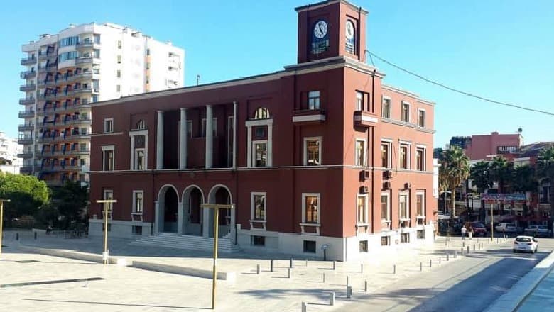 Shkelje me tenderin/ SPAK zbarkon në Bashkinë Durrës, arreston dhjetë zyrtarë (VIDEO)