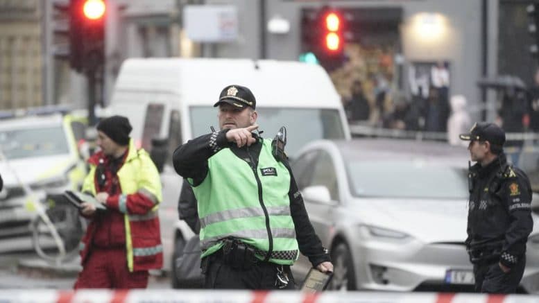 Burri gjysmë i zhveshur sulmon me thikë qytetarët në Oslo, dyshohet për disa viktima