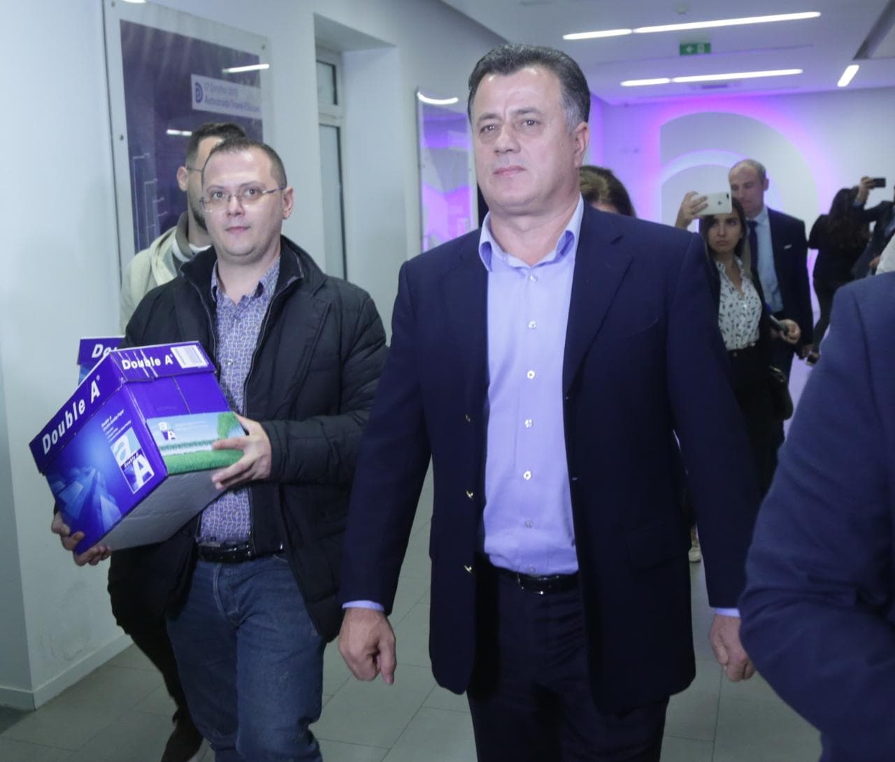 Depozitohen në selinë e PD-së, 4200 firmat e delegatëve për mbledhjen e Kuvendit (VIDEO)