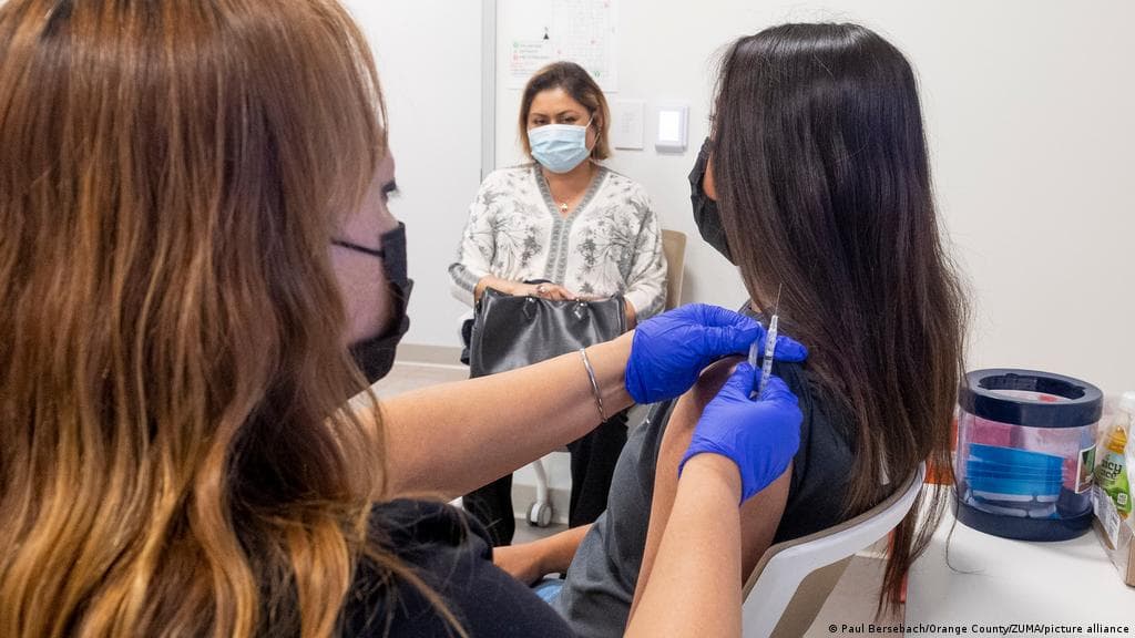 Vaksina Pfizer tregon efikasitet afatgjatë tek adoleshentët