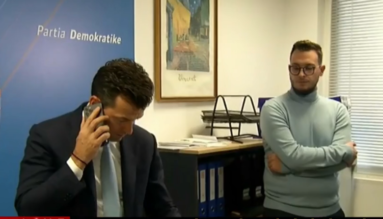 Agron Shehaj në zyrën e Palokës, verifikon firmat e delegatëve për Kuvendin Kombëtar (VIDEO)