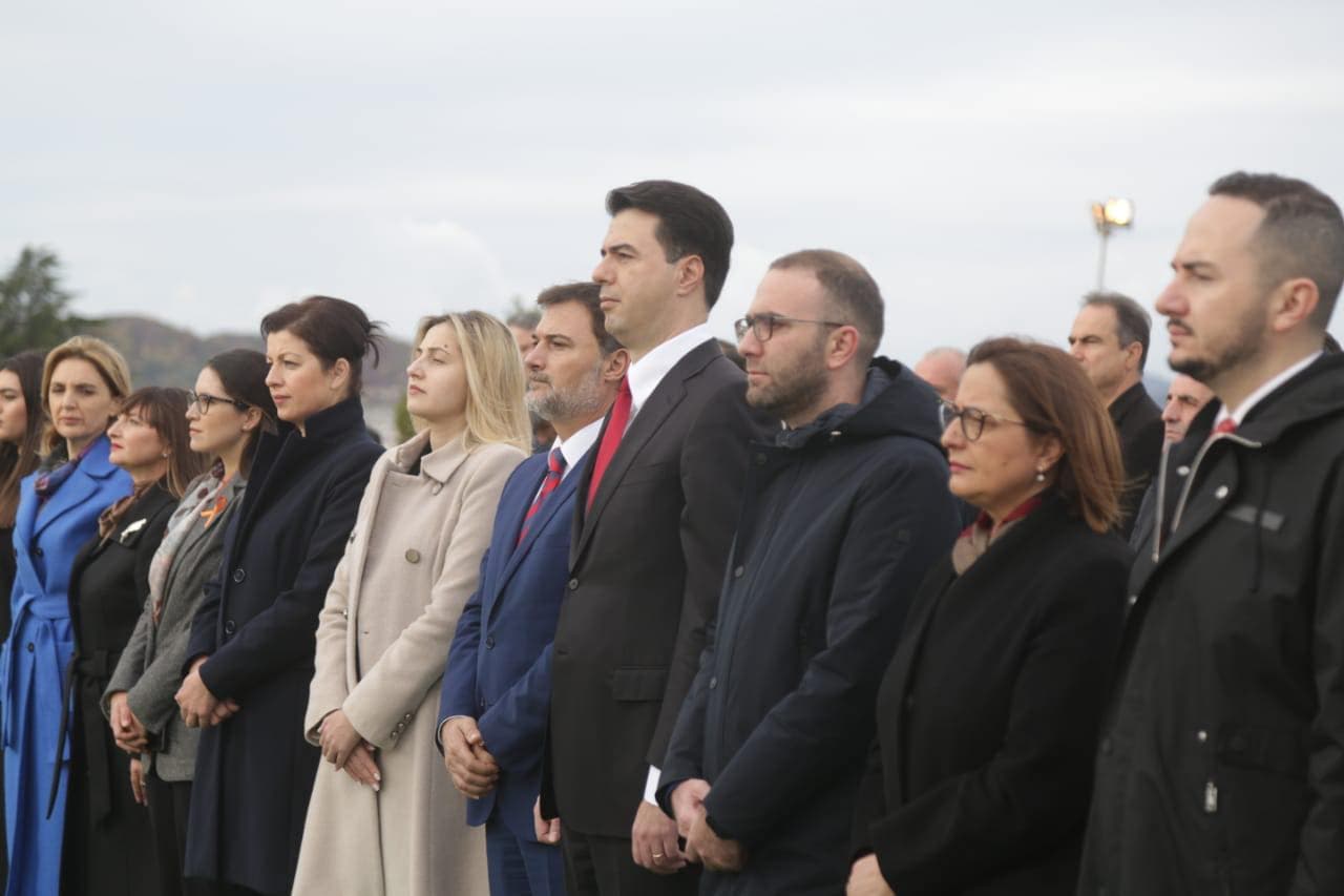 28 nëntori/ Basha dhe deputetët e PD vendosin lule te Varrezat e Dëshmorëve