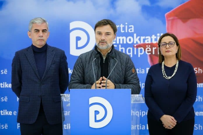Deputeti socialist uroi 28 Nëntorin me Enver Hoxhën/ PD: Do propozojmë paketë ligjore për dekomunistizimin (VIDEO)