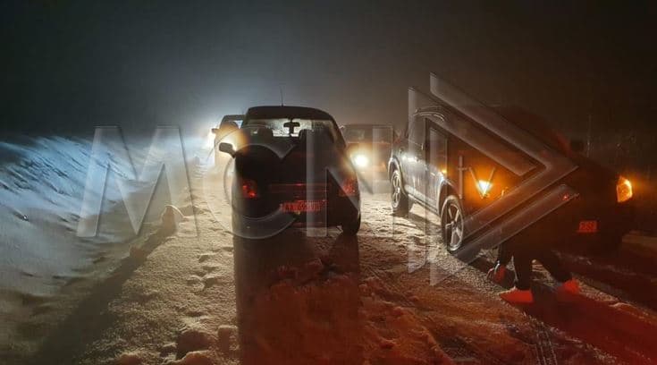 Qindra automjete bllokohen tek Rruga e Arbrit (Foto)