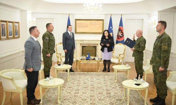 Osmani emëron nipin e Adem Jasharit, si komandant të ri të FSK-së