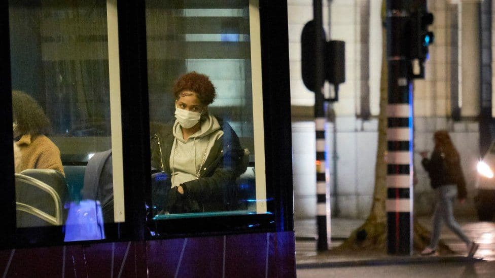 OBSH paralajmëron: Omicron 'rrezik të lartë infeksioni' në mbarë globin