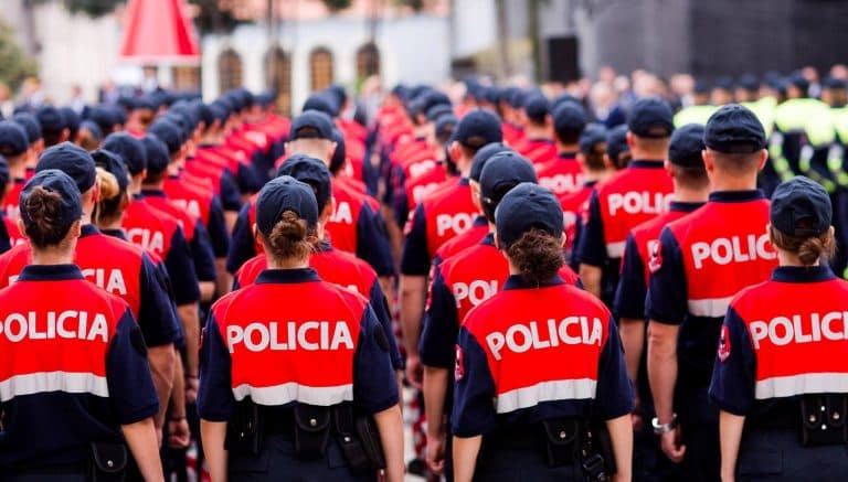 Kaos në komisariatet e policisë, “testet e gabuara” rikthejnë në detyrë 11 policë (VIDEO)