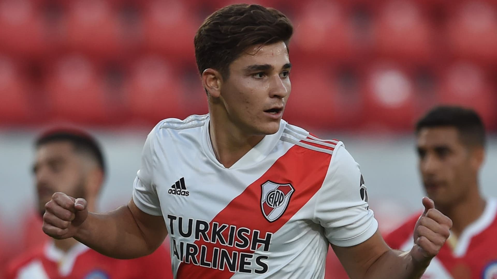 Barcelona mendon për Julian Alvarez