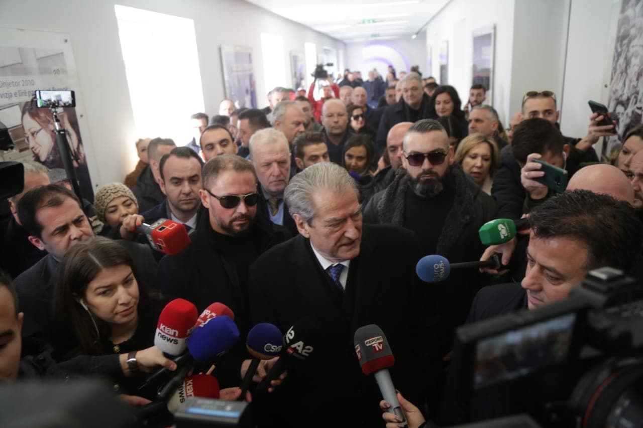 Berisha shkon në selinë e PD: Vij si anëtar i Komisionit të Rithemelit të PD, do bëjmë mbledhjen këtu