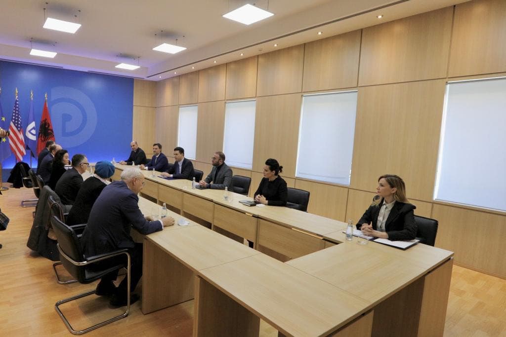 Përfundon takimi i Bashës dhe ambasadorëve