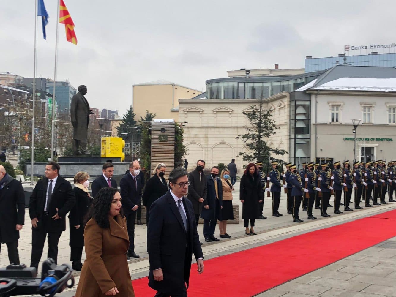 Presidenti maqedonas Pendarovski pritet me ceremoni shtetërore në Kosovë