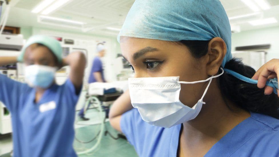 Varianti Omicron duket më i butë, por shqetësimi mbetet