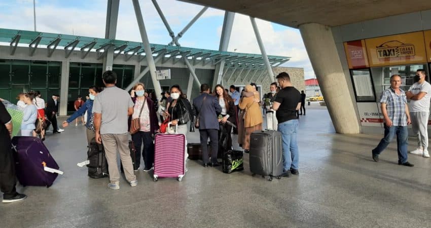 Nga 22 janari të vaksinuarit dhe të shëruarit nga Covid nuk u kërkohet test PCR për të hyrë në Zvicër