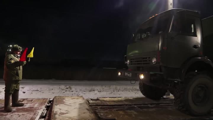 Tensionet me Rusinë/ Ushtari ukrainas vret 5 persona në një bazë ushtarake në vend
