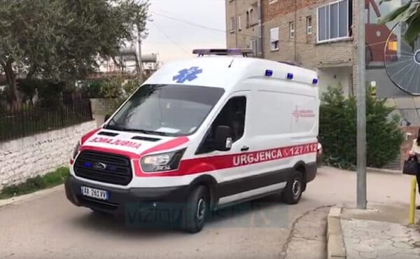 Hidhet nga kati i pestë 34-vjeçari në Tiranë, në gjendje të rëndë për jetën