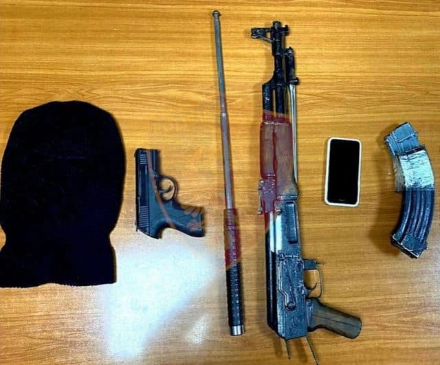 Terrorizonin banorët duke qëlluar me kallashnikov në ajër, arrestohet dy adoleshentë