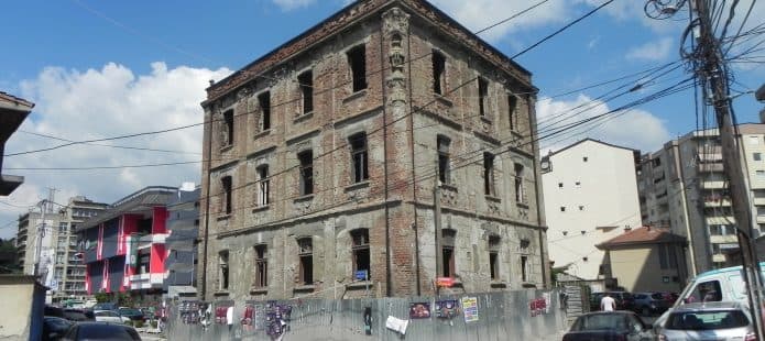 U shoqërua me debate ndërkombëtare/ Pezullohet restaurimi i shtëpisë së Xhafer Devës