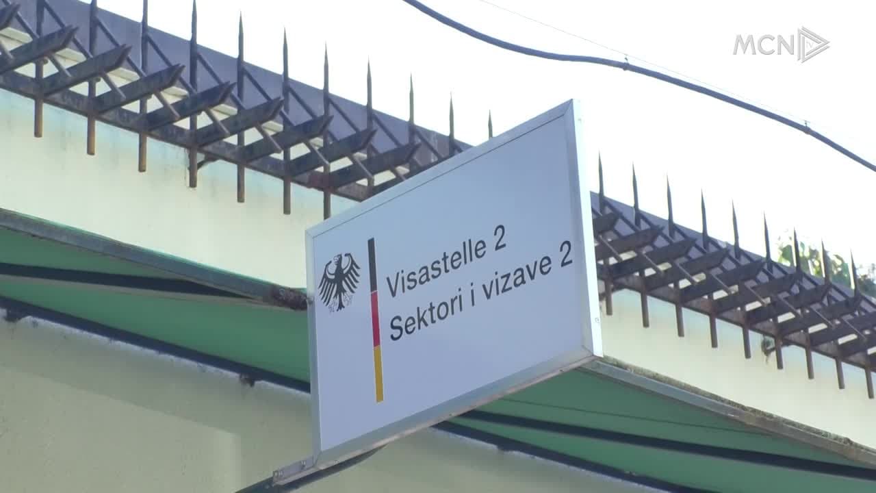 Radhë të gjata në dyert e ambasadave (VIDEO)