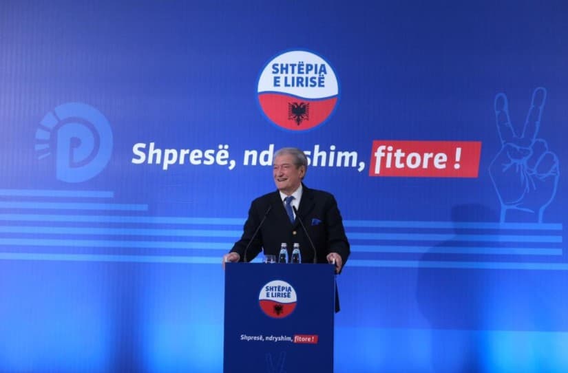 Berisha: Basha nuk del se ka frikë se e gjuajnë me vezë dhe domate!