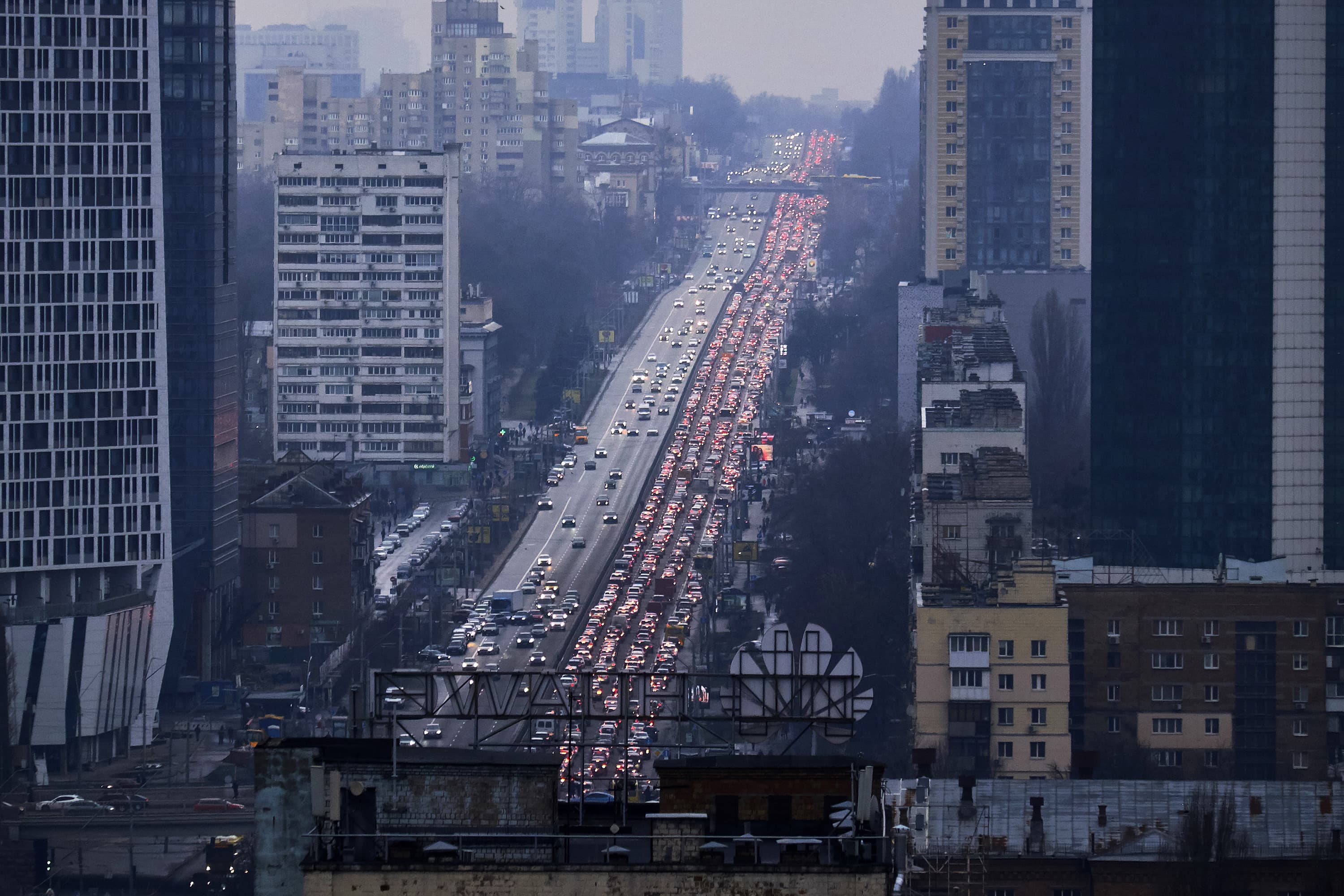 Automjetet ushtarake ruse hyjnë në Ukrainë nga Krimea, banorët e Kievit largohen nga qyteti