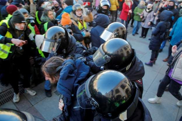 Protestuan kundër pushtimit të Ukrainës, ndalohen mbi 900 persona në Rusi