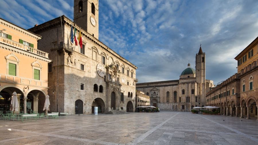 Foto/ Njihuni me qytetin italian që shkëlqen natën