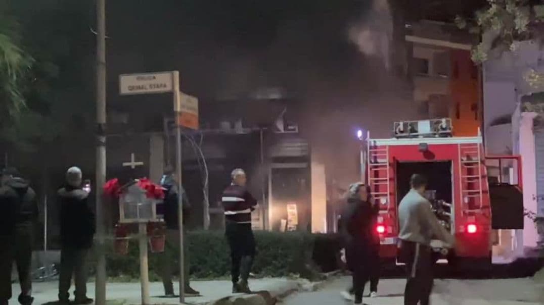 Elbasan, zjarri shkrumbon dyqanin me veshje