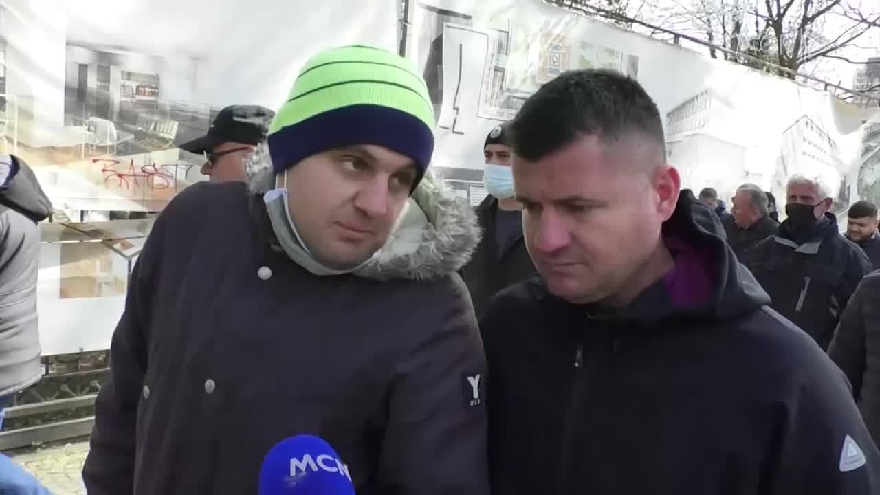 Zjarrfikësit në protestë (VIDEO)