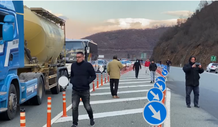 Rritja e çmimeve/ Dhjetëra protestues bllokojnë Rrugën e Kombit me makina të ndaluara