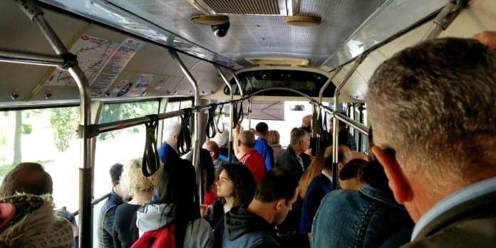 Falsifikonin e hidhnin në treg bileta të transportit publik, një në pranga e dy në kërkim
