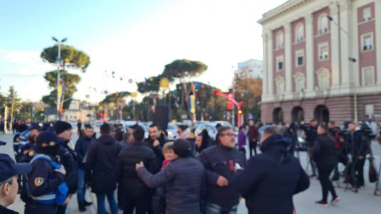 Lirohen 36 protestuesit (VIDEO)