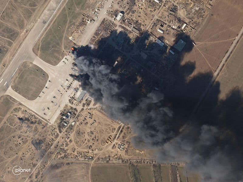 Foto/ 3 helikopterë ushtarakë rusë hidhen në erë gjatë sulmit ukrainas në aeroportin Kherson