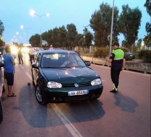 Makina përplas motorin në Durrës, një i plagosur