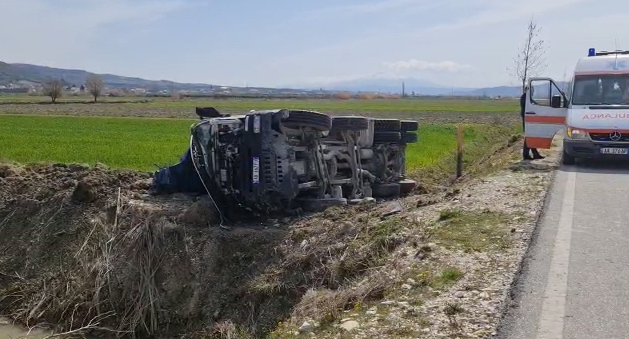 Shoferin e zë gjumi, kamioni përmbyset në aksin Levan-Tepelenë
