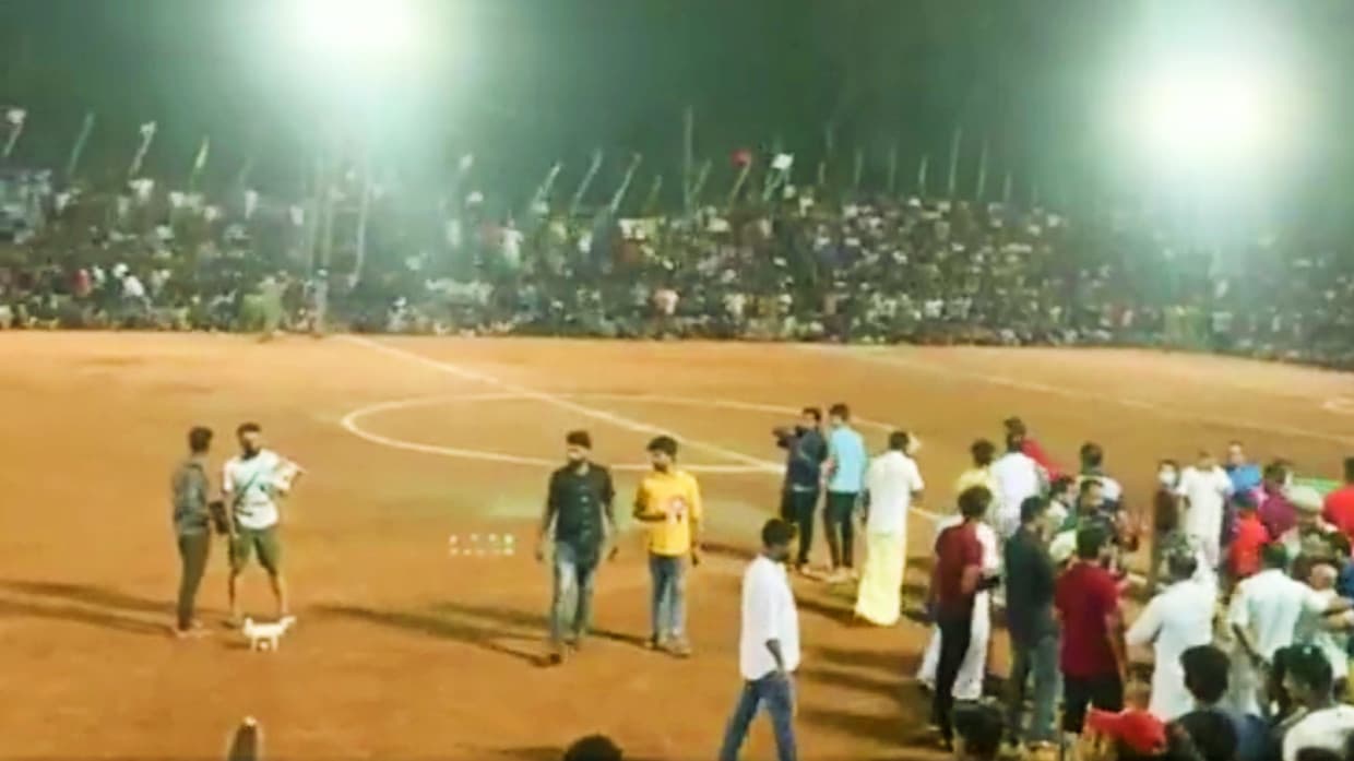 Shembet tribuna e stadiumit në Indi, 200 të plagosur (VIDEO)