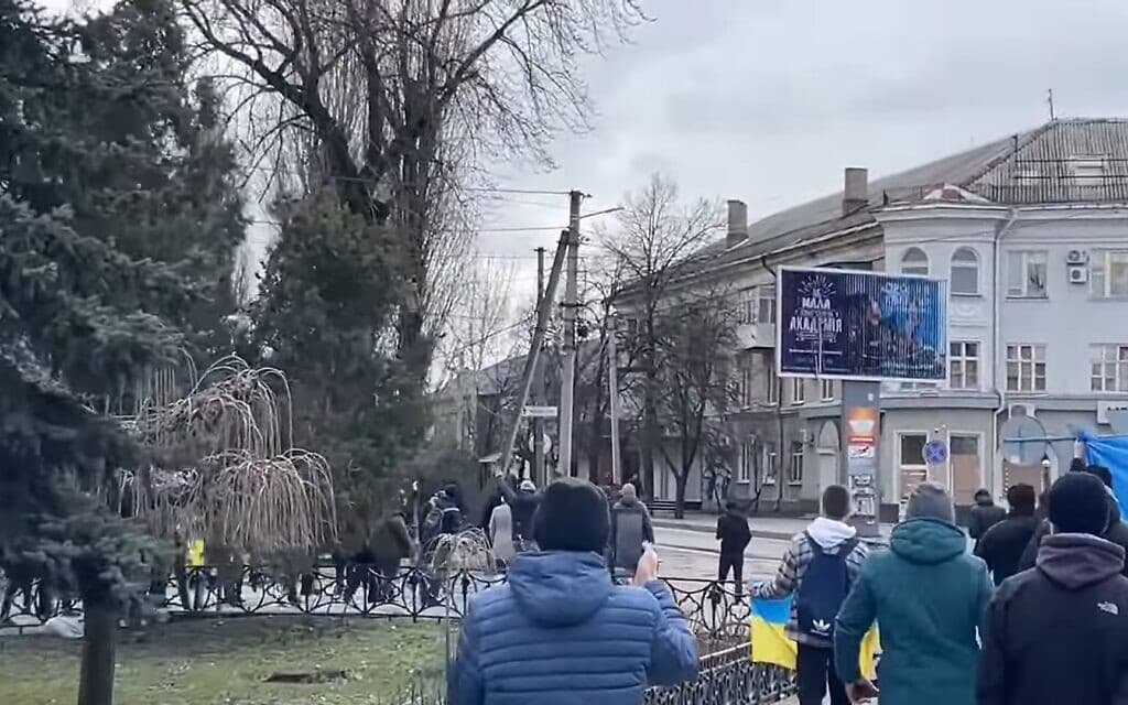 Tre gazetarë dhe një ish-botues gazete mbahen peng për disa orë nga forcat ruse