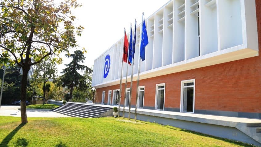 Projekt-rezoluta e PD: 6 për qind TVSH për mallrat e shportës, të pezullohet taksa e qarkullimit