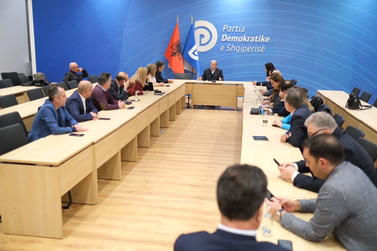 Berisha mbledh anëtarët e Komisionit të Rithemelimit në selinë e PD: Dua të shoh përpara