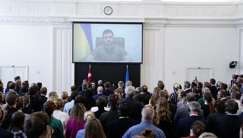 Zelensky në parlamentin danez: Rusët po deportojnë civilë, përdhunojnë gra dhe vajza