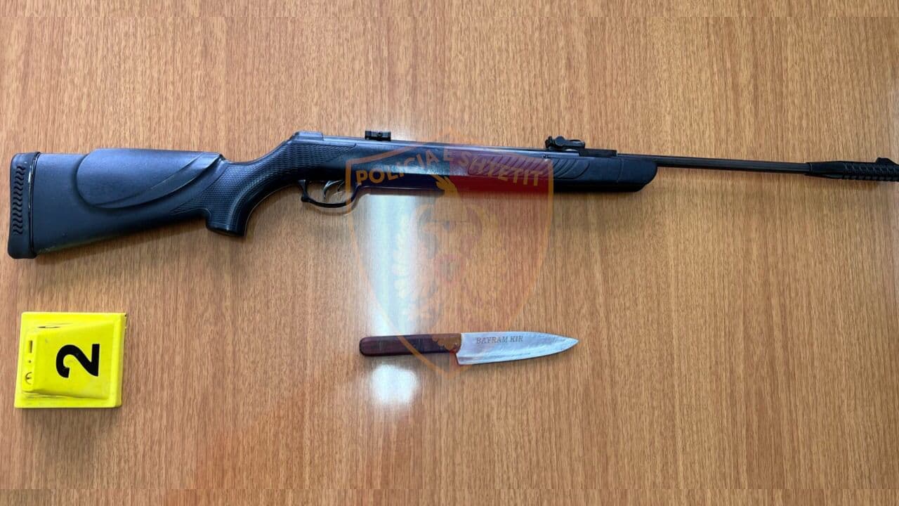 E dhunonte prej kohësh, kërcënoi se do e vriste me thikë bashkëshorten, arrestohet 42-vjeçari