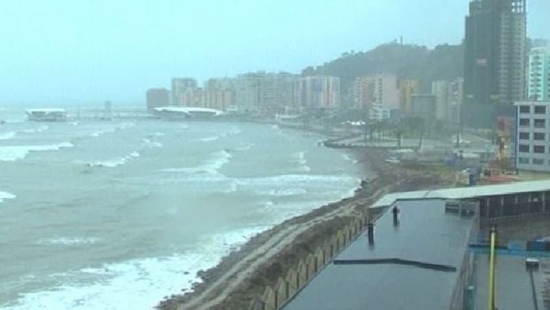 Moti i keq/ Pezullohet lundrimi në Durrës, anulohen linjat me destinacion Barin